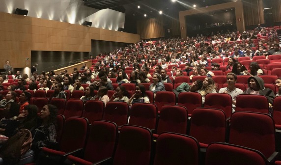 Cerca de 280 alunos da rede estadual assistiram ao espetáculo 